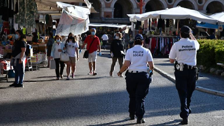 Forlì, senza mascherine dove è obbligatorio: scattano le multe Forlì, senza mascherine dove è obbligatorio: scattano le multe