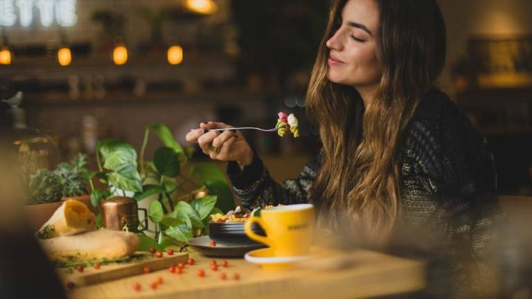 Come cambia la ristorazione con il Covid-19: dal distanziamento a tavola al servizio Come cambia la ristorazione con il Covid-19: dal distanziamento a tavola al servizio