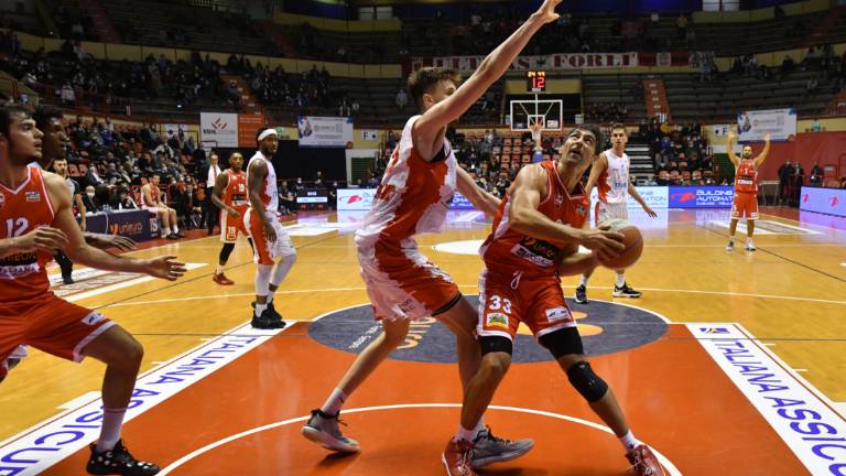 Basket A2, l'Unieuro non fa mai canestro e Cento ringrazia (65-45) Basket A2, l'Unieuro non fa mai canestro e Cento ringrazia (65-45)
