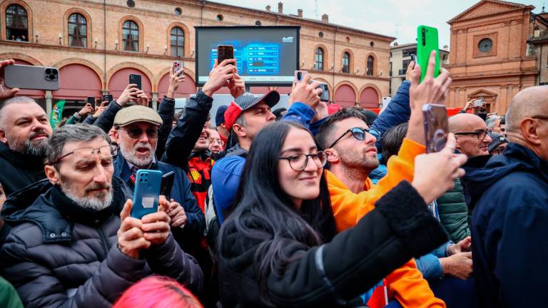 Imola, i tifosi in piazza accolgono Valentino Rossi e tutti i piloti del Wec VIDEO