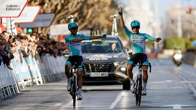 Manuele Tarozzi e Alessandro Tonelli sul traguardo della Volta Valenciana Manuele Tarozzi e Alessandro Tonelli sul traguardo della Volta Valenciana
