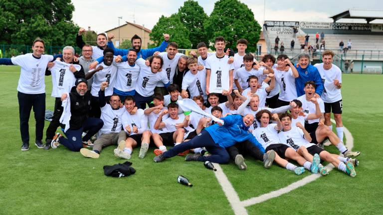 Il Cesena festeggia la promozione nel campionato di Primavera 1 dopo il 4-0 sul Bari alla quartultima giornata: i bianconeri hanno chiuso il campionato con 73 punti e 95 gol realizzati Il Cesena festeggia la promozione nel campionato di Primavera 1 dopo il 4-0 sul Bari alla quartultima giornata: i bianconeri hanno chiuso il campionato con 73 punti e 95 gol realizzati