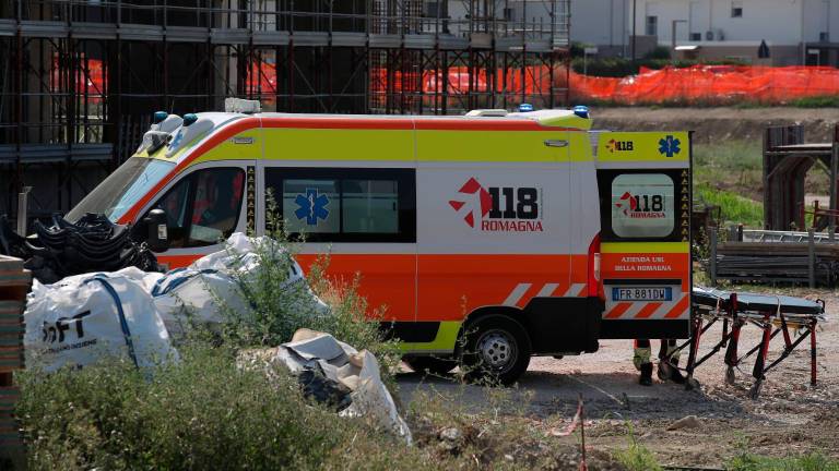 Ravenna, cade dall’impalcatura dopo un colpo di calore: grave operaio - Gallery Ravenna, cade dall’impalcatura dopo un colpo di calore: grave operaio - Gallery