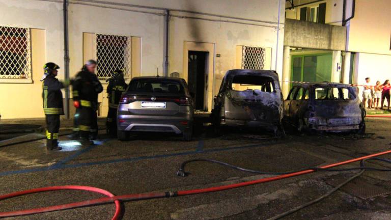Lugo, l’inafferrabile piromane del centro alza il tiro: a fuoco altre 3 auto nella notte Lugo, l’inafferrabile piromane del centro alza il tiro: a fuoco altre 3 auto nella notte