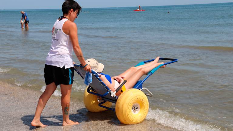 Un prezioso servizio in spiaggia per i diversamente abili Un prezioso servizio in spiaggia per i diversamente abili