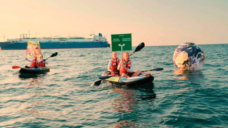 Ravenna. “Stop agli investimenti sul gas fossile”, la protesta di Greenpeace davanti al rigassificatore Ravenna. “Stop agli investimenti sul gas fossile”, la protesta di Greenpeace davanti al rigassificatore