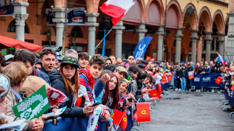 Imola, i tifosi in piazza accolgono Valentino Rossi e tutti i piloti del Wec VIDEO