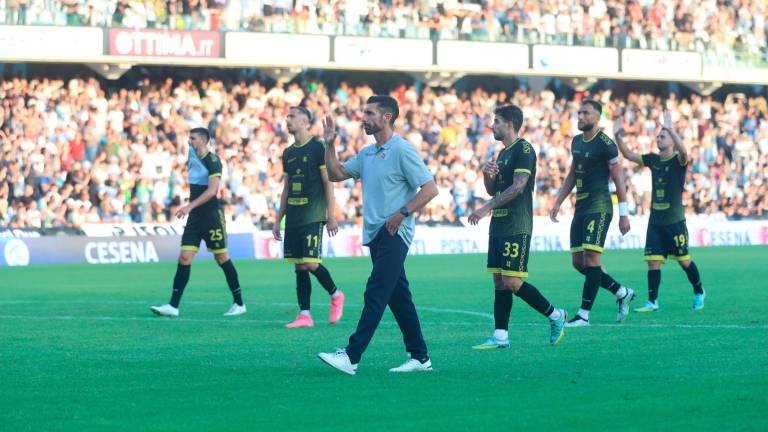 Il tecnico Gabriel Raimondi si scusa con i tifosi biancorossi dopo il derby perso 5-2 a Cesena (foto Zanotti) Il tecnico Gabriel Raimondi si scusa con i tifosi biancorossi dopo il derby perso 5-2 a Cesena (foto Zanotti)
