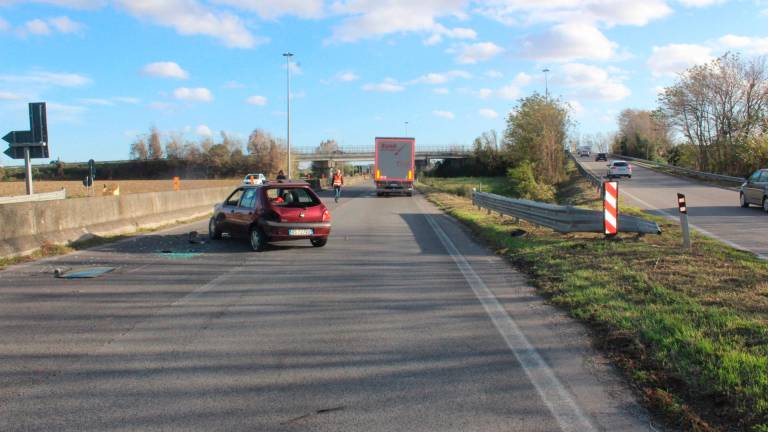 Cesena. Scontro tra due auto: una cappotta e finisce contro il rimorchio di un camion. Il conducente portato in ospedale Cesena. Scontro tra due auto: una cappotta e finisce contro il rimorchio di un camion. Il conducente portato in ospedale