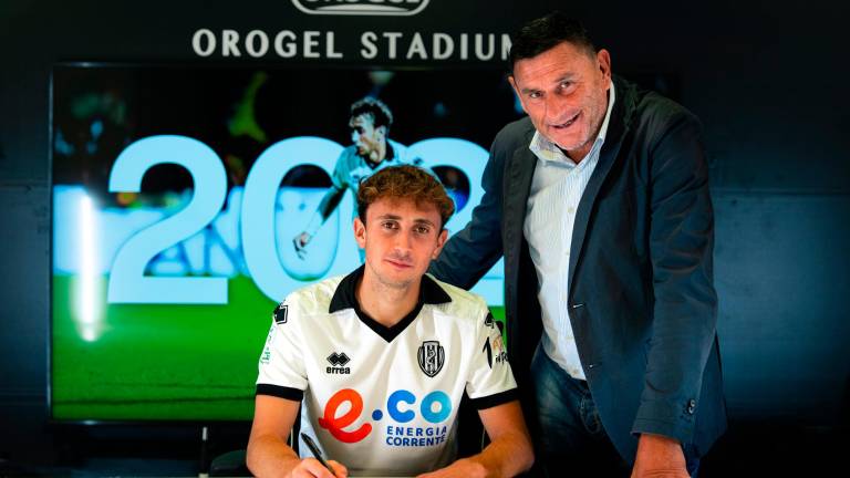 Tommaso Berti e Massimo Agostini al momento della firma del talento di Calisese fino al 2028 Tommaso Berti e Massimo Agostini al momento della firma del talento di Calisese fino al 2028