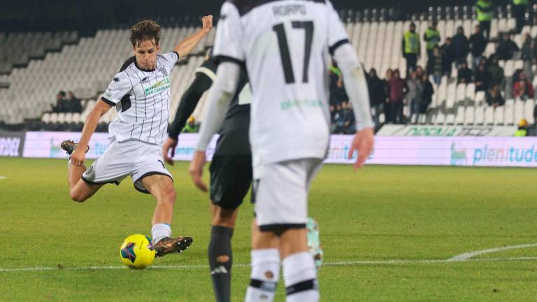 Matteo Francesconi al tiro: Daffara gli negherà il 2-0 (foto Zanotti) Matteo Francesconi al tiro: Daffara gli negherà il 2-0 (foto Zanotti)