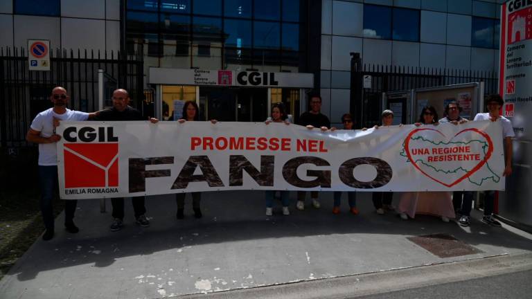 Giro d’Italia a Forlì, “Grazie a tutti per l’aiuto”, “Sommersi dal fango”: i tifosi non dimenticano l’alluvione VIDEO GALLERY Giro d’Italia a Forlì, “Grazie a tutti per l’aiuto”, “Sommersi dal fango”: i tifosi non dimenticano l’alluvione VIDEO GALLERY