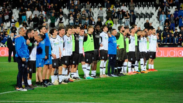 Il Cesena sotto la curva Mare a fine gara (foto Mario Zannoni) Il Cesena sotto la curva Mare a fine gara (foto Mario Zannoni)