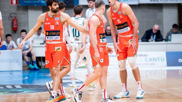 Tutta la grinta di Daniele Magro che carica i suoi compagni Pollone e Perkovic nel finale del match di Desio Tutta la grinta di Daniele Magro che carica i suoi compagni Pollone e Perkovic nel finale del match di Desio