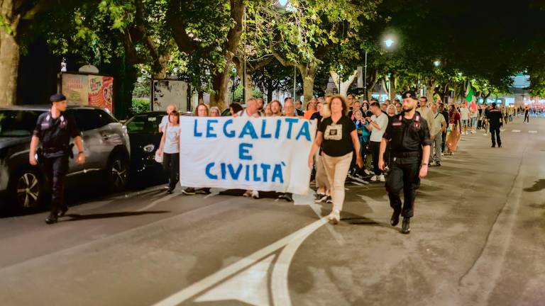Ravenna, circa 400 partecipanti alla camminata silenziosa per la sicurezza: gli antagonisti contestano con cori e pistole ad acqua - Gallery Ravenna, circa 400 partecipanti alla camminata silenziosa per la sicurezza: gli antagonisti contestano con cori e pistole ad acqua - Gallery