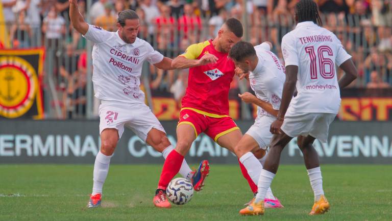 Il difensore centrale Adriano Esposito va verso il rientro nell’undici titolare (foto Massimo Fiorentini) Il difensore centrale Adriano Esposito va verso il rientro nell’undici titolare (foto Massimo Fiorentini)