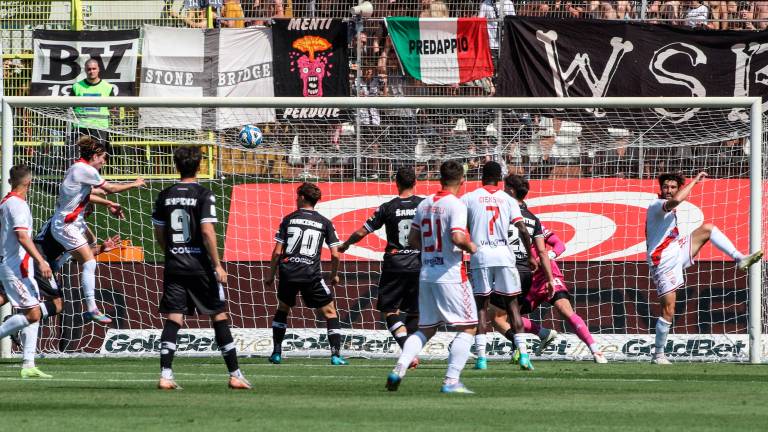 Il ravennate Antonio Fiori, che ha vestito la maglia del Cesena fino al fallimento del 2018, sovrasta di testa Giuseppe Prestia e firma l’1-0 del Mantova (foto Rega) Il ravennate Antonio Fiori, che ha vestito la maglia del Cesena fino al fallimento del 2018, sovrasta di testa Giuseppe Prestia e firma l’1-0 del Mantova (foto Rega)