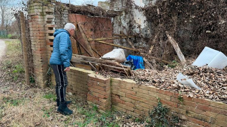 Forlì. “In via Correcchio discarica a cielo aperto”, la protesta dei residenti Forlì. “In via Correcchio discarica a cielo aperto”, la protesta dei residenti