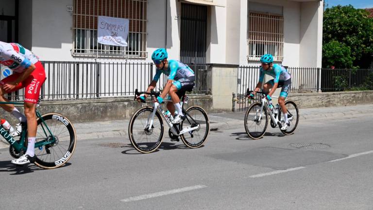 Giro d’Italia a Forlì, “Grazie a tutti per l’aiuto”, “Sommersi dal fango”: i tifosi non dimenticano l’alluvione VIDEO GALLERY Giro d’Italia a Forlì, “Grazie a tutti per l’aiuto”, “Sommersi dal fango”: i tifosi non dimenticano l’alluvione VIDEO GALLERY