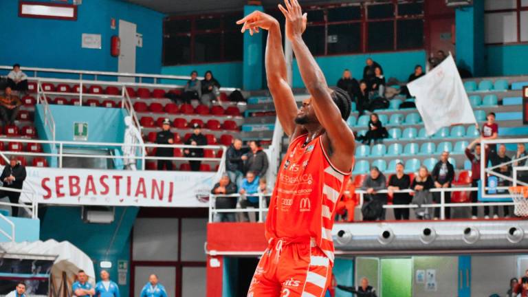 A sinistra Kadeem Alllen carica a testa bassa nella vittoriosa trasferta dell’Unieuro sul campo della Fortitudo Agrigento. A destra una sospensione di Simon Anumba al PalaSojourner di Rieti A sinistra Kadeem Alllen carica a testa bassa nella vittoriosa trasferta dell’Unieuro sul campo della Fortitudo Agrigento. A destra una sospensione di Simon Anumba al PalaSojourner di Rieti