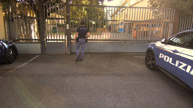 I controlli della polizia di Stato al Pala Costa Foto Fiorentini I controlli della polizia di Stato al Pala Costa Foto Fiorentini