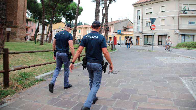 Cesena, rapinano il centro commerciale: due giovani inseguiti e arrestati Cesena, rapinano il centro commerciale: due giovani inseguiti e arrestati