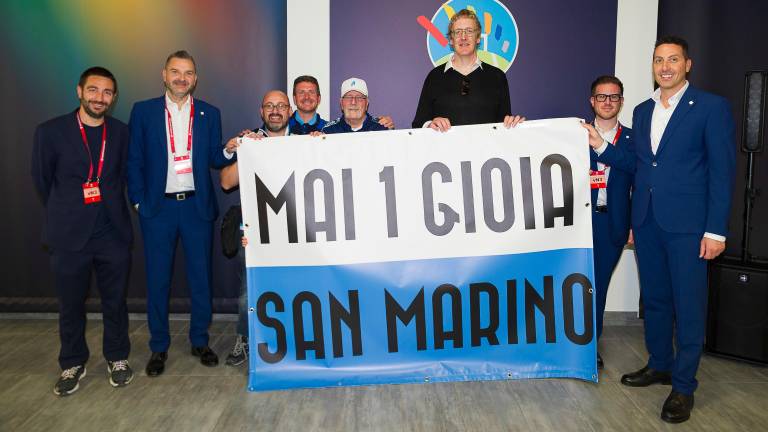 Calcio, “Mai 1 gioia”: la Federazione regala uno striscione ai tifosi della Nazionale di San Marino Calcio, “Mai 1 gioia”: la Federazione regala uno striscione ai tifosi della Nazionale di San Marino
