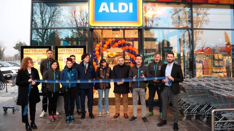 Rimini, Aldi apre a Viserba: tre assessori al taglio del nastro Rimini, Aldi apre a Viserba: tre assessori al taglio del nastro