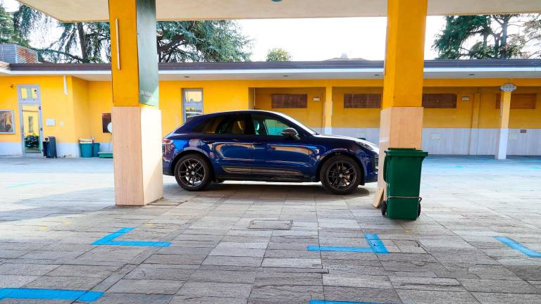Sotto le pensiline del mercato agroalimentare arrivano le auto negli orari senza bancarelle (foto Mmph) Sotto le pensiline del mercato agroalimentare arrivano le auto negli orari senza bancarelle (foto Mmph)