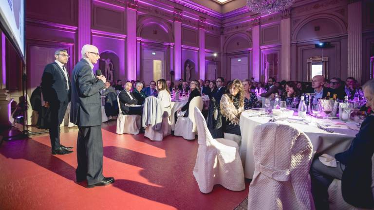 “Charity Dinner IOR” di Rimini, 160 persone al teatro Galli: raccolti 11.500 euro contro i tumori “Charity Dinner IOR” di Rimini, 160 persone al teatro Galli: raccolti 11.500 euro contro i tumori
