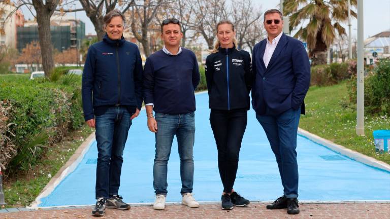 Misano, la ciclabile del lungomare si colora d’azzurro con la vernice donata da Formula E