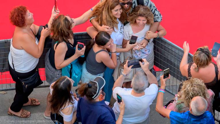Riccione, bagno di folla e selfie per gli attori di Sandokan, attesa per Kevin Spacey e i protagonisti di Mare Fuori GALLERY Riccione, bagno di folla e selfie per gli attori di Sandokan, attesa per Kevin Spacey e i protagonisti di Mare Fuori GALLERY