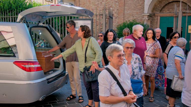Ravenna, una folla al funerale di don Giuliano Trevisan. C’è anche Riccardo Muti Ravenna, una folla al funerale di don Giuliano Trevisan. C’è anche Riccardo Muti