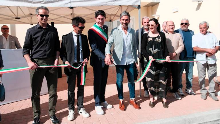 Il taglio della nastro alla palestra Il taglio della nastro alla palestra