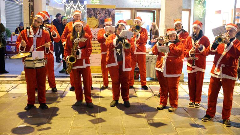 A Cesena i Babbi Natale sfrecciano in Vespa e portano doni ai bambini VIDEO e FOTOGALLERY A Cesena i Babbi Natale sfrecciano in Vespa e portano doni ai bambini VIDEO e FOTOGALLERY