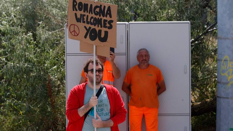 Spunta un cartello di benvenuto per i migranti: la Sea Eye è sbarcata a Ravenna. Il sindaco: “Il sistema dell’accoglienza non funziona” - Gallery Spunta un cartello di benvenuto per i migranti: la Sea Eye è sbarcata a Ravenna. Il sindaco: “Il sistema dell’accoglienza non funziona” - Gallery
