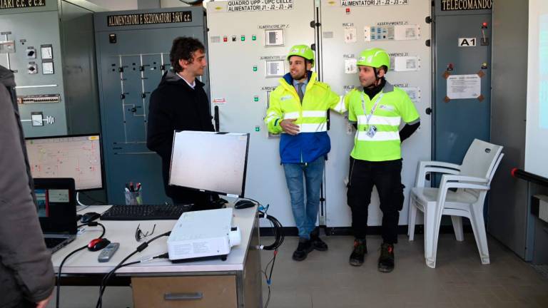 Il viceministro Galeazzo Bignami ha visitato la sottostazione (foto Fabio Blaco) Il viceministro Galeazzo Bignami ha visitato la sottostazione (foto Fabio Blaco)