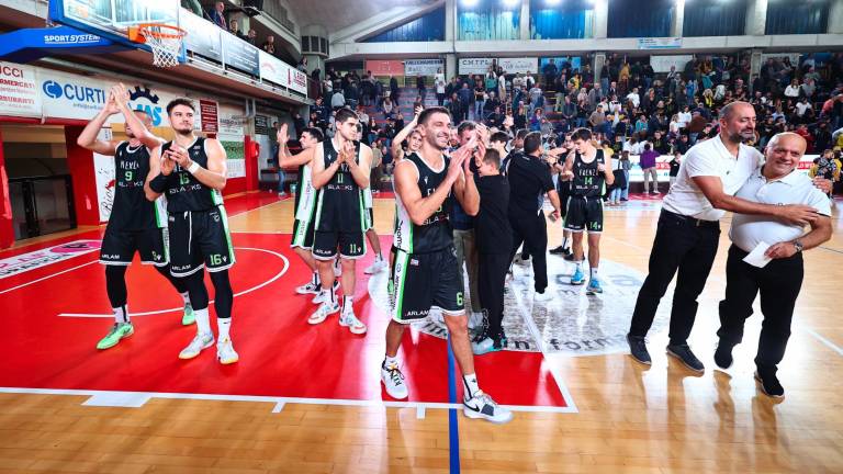 I Blacks festeggiano la vittoria al PalaRuggi I Blacks festeggiano la vittoria al PalaRuggi