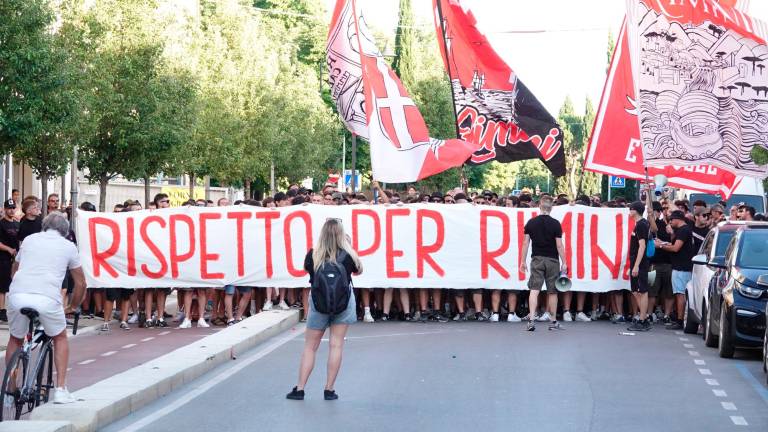 Calcio serie C, “Rispetto per Rimini”: 300 tifosi in corteo dalla sede al Comune Calcio serie C, “Rispetto per Rimini”: 300 tifosi in corteo dalla sede al Comune