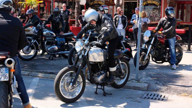 Motociclisti pronti al revival al “Cafè degli artisti” Motociclisti pronti al revival al “Cafè degli artisti”