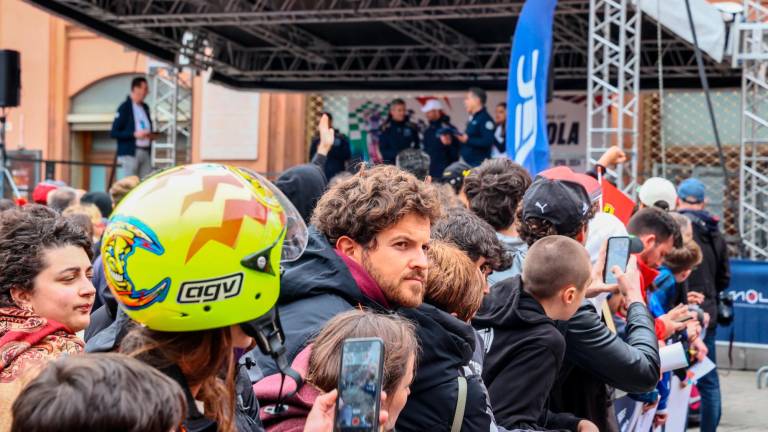 Imola, i tifosi in piazza accolgono Valentino Rossi e tutti i piloti del Wec VIDEO
