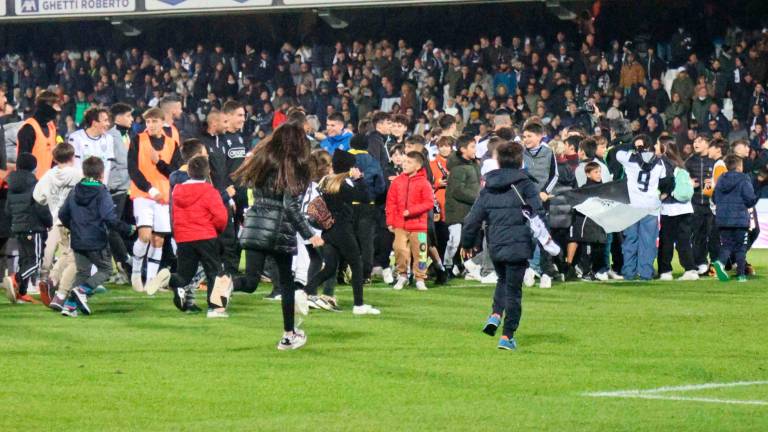 L’invasione di quasi duecento bambini al termine di Cesena-Lucchese 3-0 (foto Zanotti) L’invasione di quasi duecento bambini al termine di Cesena-Lucchese 3-0 (foto Zanotti)