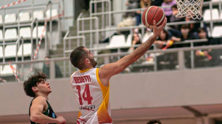 Francesco Bedetti a canestro contro Padova foto massimo fiorentini