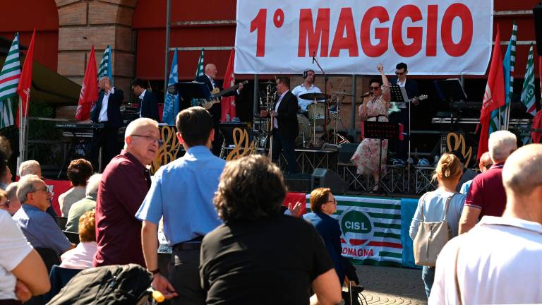 Forlì, festa del lavoro in piazza Saffi: obiettivo sicurezza FOTOGALLERY Forlì, festa del lavoro in piazza Saffi: obiettivo sicurezza FOTOGALLERY