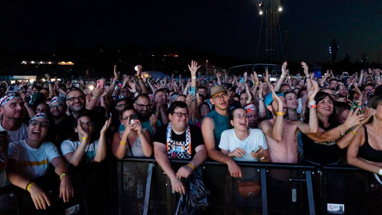 Il concerto evento di Imola. Max Pezzali fa cantare agli 85mila fan una sua hit: «Vi ascolto, un concerto con così tanta gente non mi ricapita più» Il concerto evento di Imola. Max Pezzali fa cantare agli 85mila fan una sua hit: «Vi ascolto, un concerto con così tanta gente non mi ricapita più»