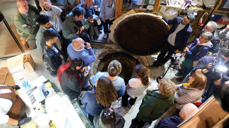 Tanta gente accalcata attorno alla Fossa dell’Abbondanza Tanta gente accalcata attorno alla Fossa dell’Abbondanza