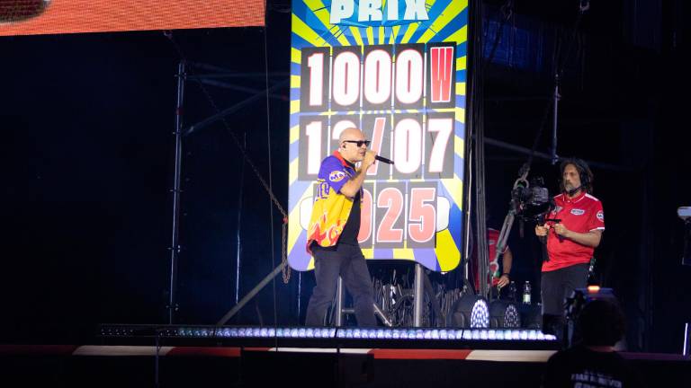Il concerto evento di Imola. Max Pezzali fa cantare agli 85mila fan una sua hit: «Vi ascolto, un concerto con così tanta gente non mi ricapita più» Il concerto evento di Imola. Max Pezzali fa cantare agli 85mila fan una sua hit: «Vi ascolto, un concerto con così tanta gente non mi ricapita più»