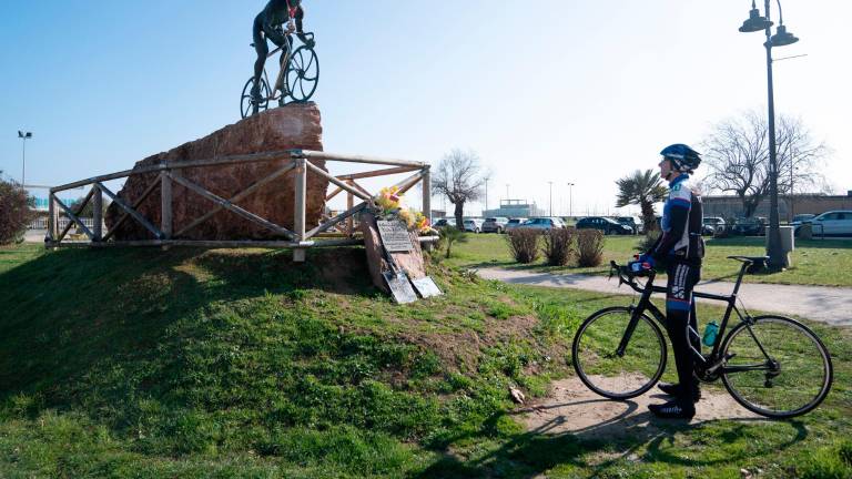In tanti sui luoghi di Pantani nel ventennale della morte del Pirata di Cesenatico In tanti sui luoghi di Pantani nel ventennale della morte del Pirata di Cesenatico