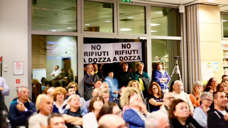 I cartelli portati all’assemblea di Legambiente da cittadini contrari sono stati poi messi in alcuni giardini e alle finestre I cartelli portati all’assemblea di Legambiente da cittadini contrari sono stati poi messi in alcuni giardini e alle finestre