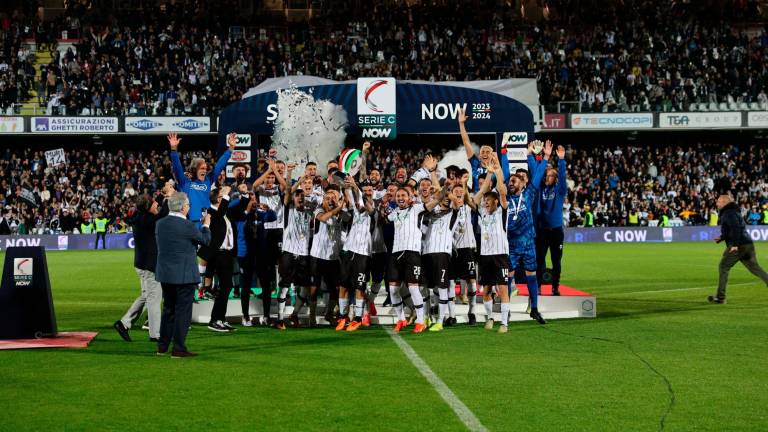 Cesena, cori da stadio in sala stampa del presidente Aiello per Toscano: “La città meritava tutto questo” VIDEO